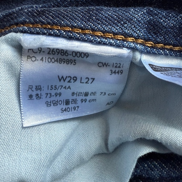 Levi's High Waisted Mom Jean Rolled Jorts - Picture 4 of 6